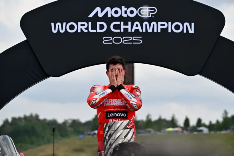 Igazán érzelmes pillant Marc Márqueznek: „Sírtam a sisakban, alig láttam a féktávokat!” Igazán érzelmes pillant Marc Márqueznek: „Sírtam a sisakban, alig láttam a féktávokat!”