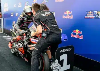 Marc Márquez sprintgyőzelmi sorozatának bukás vetett véget, Bezzecchi behúzta az elsőséget