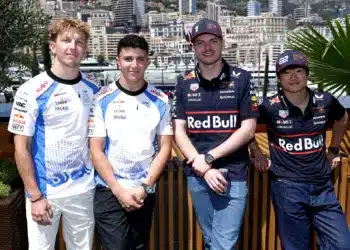 Verstappen repülőgépet vezet, Hadjar és Lawson a Ford történelmi sportautóit