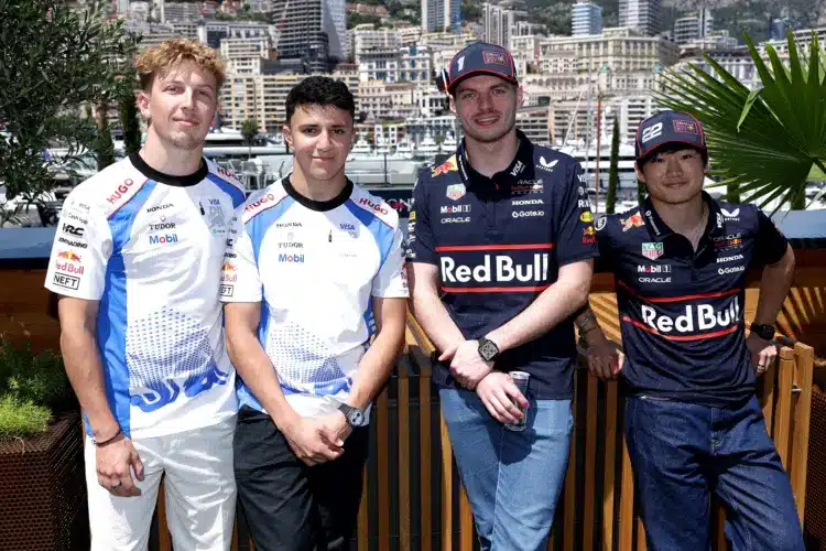 Verstappen repülőgépet vezet, Hadjar és Lawson a Ford történelmi sportautóit