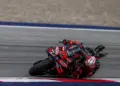 A sajátjai előtt megszerezte az első helyet Bezzecchi, Álex Márquez a második, Quartararo a harmadik