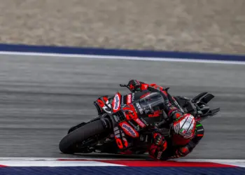 A sajátjai előtt megszerezte az első helyet Bezzecchi, Álex Márquez a második, Quartararo a harmadik