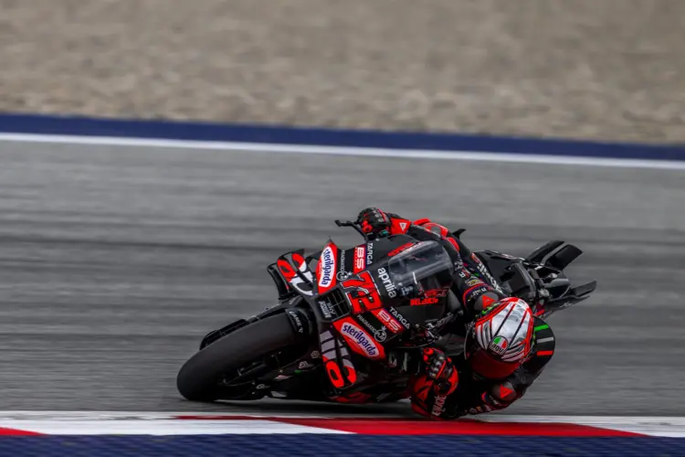 A sajátjai előtt megszerezte az első helyet Bezzecchi, Álex Márquez a második, Quartararo a harmadik
