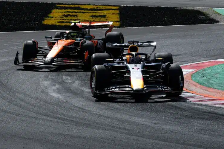 A McLaren a boxban tolt ki Norrisszal, Verstappen így nevetve nyert Monzában