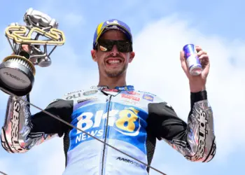 Szombati hibájának köszönhetően behúzta a főfutamot Álex Márquez, majd bemutatott annak a bizonyos kanyarnak