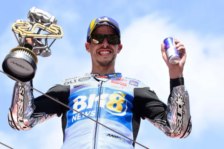 Szombati hibájának köszönhetően behúzta a főfutamot Álex Márquez, majd bemutatott annak a bizonyos kanyarnak