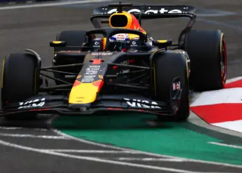 Verstappen nyerte a brutálisan vontatott időmérőt Sainz és Lawson előtt, Norris csak a hetedik, Piastri és Leclerc autót tört