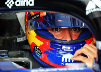 Miért volt unikornisos matrica Sainz sisakján?