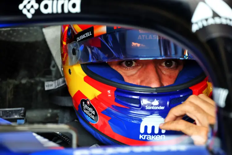 Miért volt unikornisos matrica Sainz sisakján?
