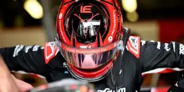 Esteban Ocon beszáll az autójába