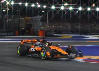 Két piros zászlóval szakították meg a szingapúri második szabadedzést