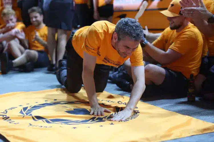 Így csámcsog a nemzetközi sajtó a bajnok McLaren alakulat belső drámáján