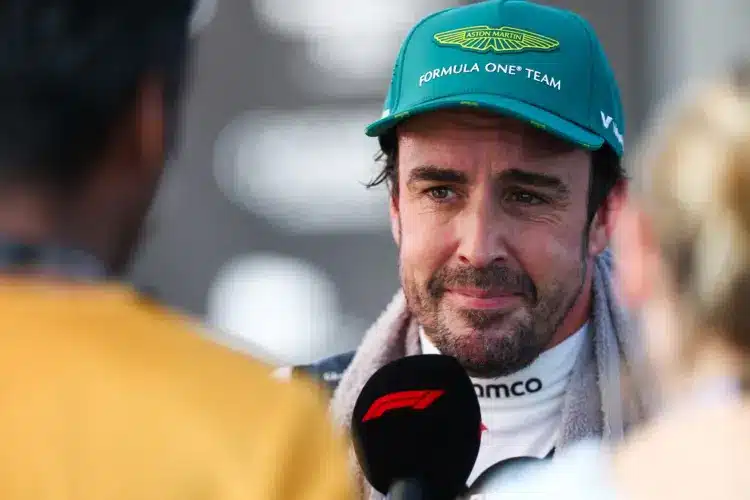 Alonso figyelmezteti a McLaren duóját, hogy érkezik Verstappen Alonso figyelmezteti a McLaren duóját, hogy érkezik Verstappen