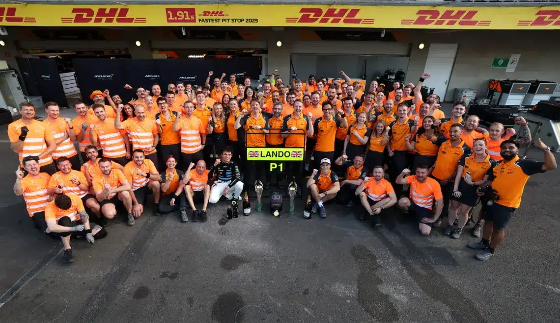 A McLaren csapat Lando Norris mexikói győzelmét ünnepli, 2025