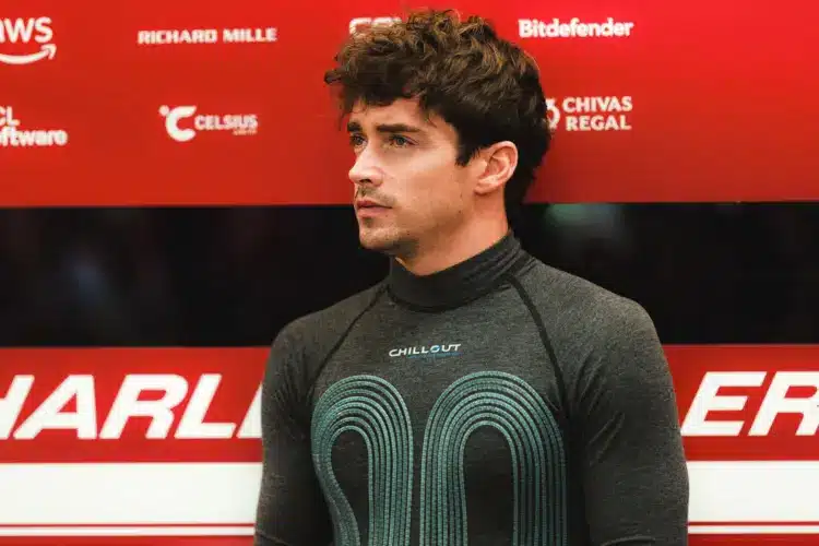Leclerc szerint csak utas ő és Hamilton az idei Ferrariban