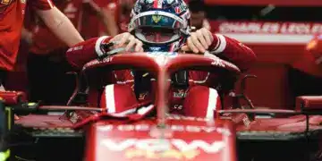 Charles Leclerc beszáll a Ferrarijába, 2025 Szingapúr
