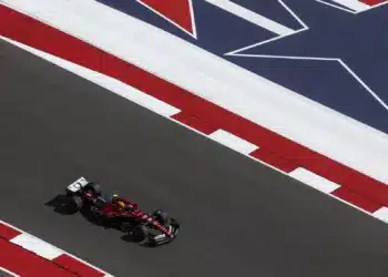 Egy hajszálon múlt: a HALO mentette meg Hamiltont a sprinten