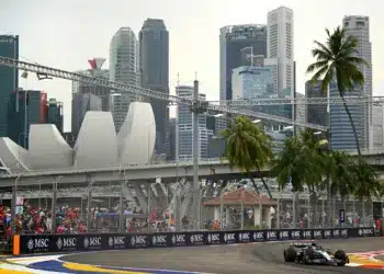 Egy 22 éves svéd férfi jegy nélkül lógott be a Szingapúri Nagydíj boxutcájába, vádat emeltek ellene