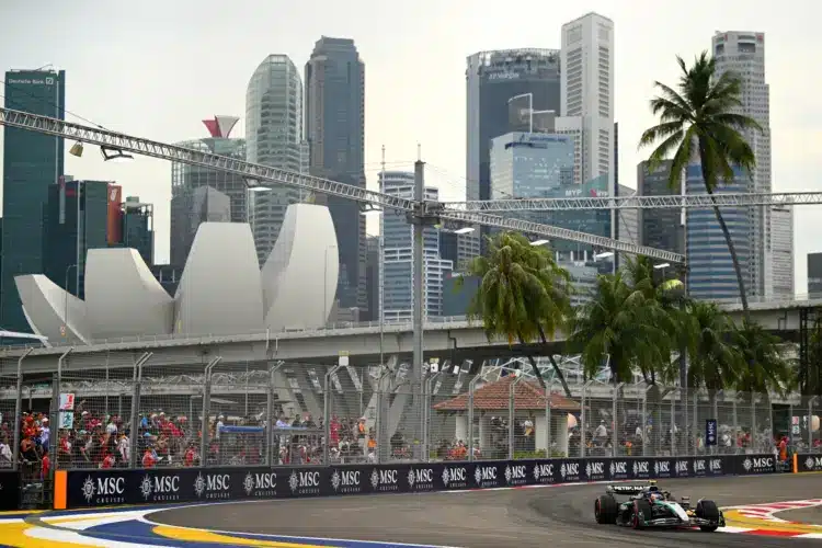 Egy 22 éves svéd férfi jegy nélkül lógott be a Szingapúri Nagydíj boxutcájába, vádat emeltek ellene Egy 22 éves svéd férfi jegy nélkül lógott be a Szingapúri Nagydíj boxutcájába, vádat emeltek ellene