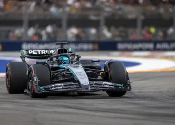 Russell simán nyert Szingapúrban, világbajnok a McLaren