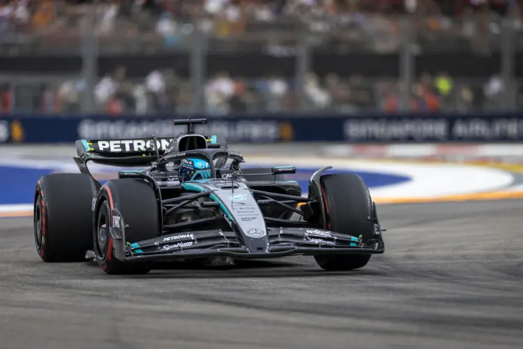 Russell simán nyert Szingapúrban, világbajnok a McLaren