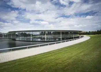 Sonic, és kis barátja máris felforgatták a McLaren bázisát – videó