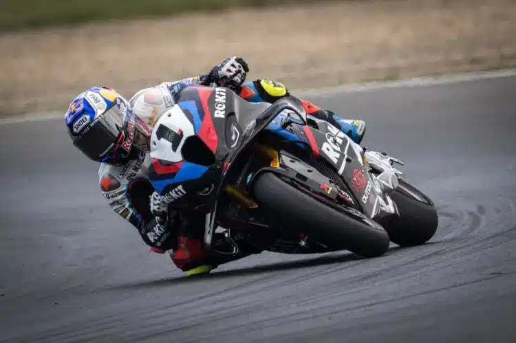 Az első körökben még meg tudta szorongatni Bulega Razgatlıoğlut, végül ismét megállíthatatlan volt Az első körökben még meg tudta szorongatni Bulega Razgatlıoğlut, végül ismét megállíthatatlan volt