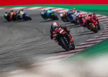 Parázs csaták után az utolsó körben gyűrte le Aldeguert Bezzecchi, Márquezt megbüntették, Bagnaia utolsó lett