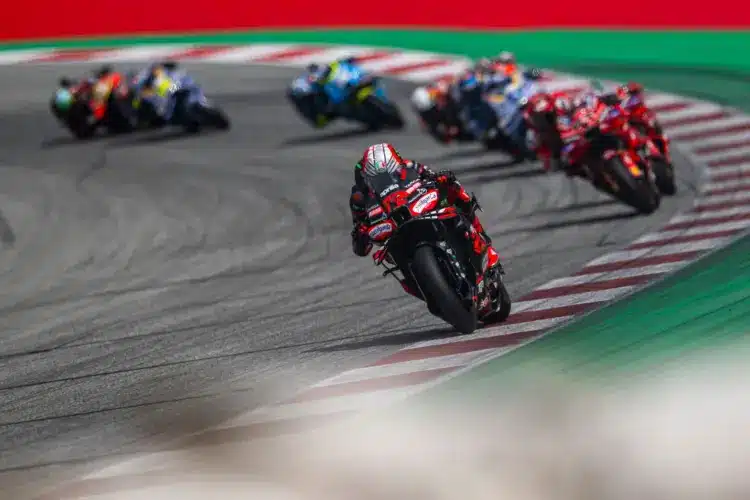 Parázs csaták után az utolsó körben gyűrte le Aldeguert Bezzecchi, Márquezt megbüntették, Bagnaia utolsó lett