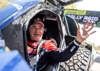 Carlos Sainz elvitte Carlos Sainzot a Ford Raptorral kocsikázni, utóbbi félt – videó Carlos Sainz elvitte Carlos Sainzot a Ford Raptorral kocsikázni, utóbbi félt – videó