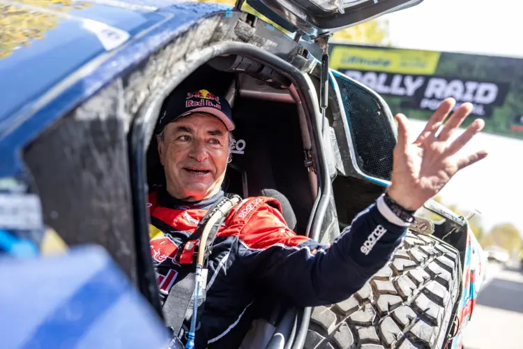 Carlos Sainz elvitte Carlos Sainzot a Ford Raptorral kocsikázni, utóbbi félt – videó Carlos Sainz elvitte Carlos Sainzot a Ford Raptorral kocsikázni, utóbbi félt – videó