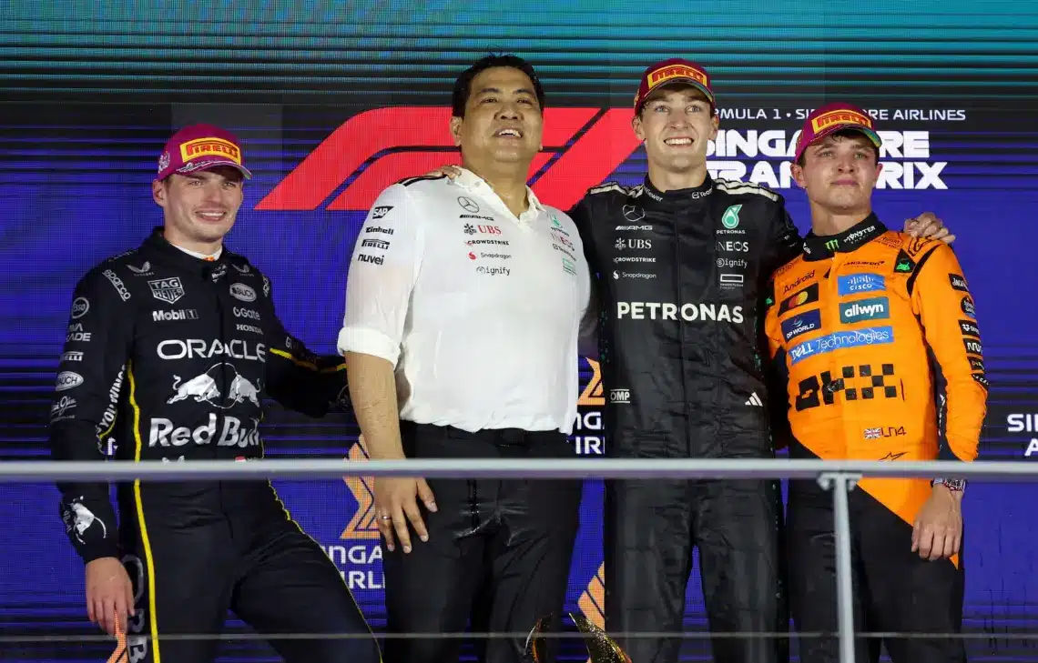 Max Verstappen, engku Muhammad Taufik (a Petronas CEO-ja), George Russell és Lando Norris a szingapúri dobogón, 2025