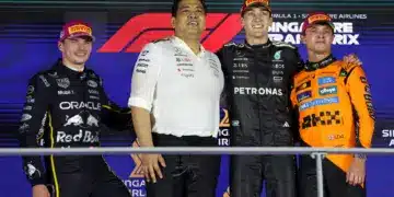 Max Verstappen, engku Muhammad Taufik (a Petronas CEO-ja), George Russell és Lando Norris a szingapúri dobogón, 2025