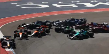 Egyesült Államok Nagydíja 2025, sprint rajt: Verstappen az élen, Hülkenberg keresztben, a két McLaren épp ütközik