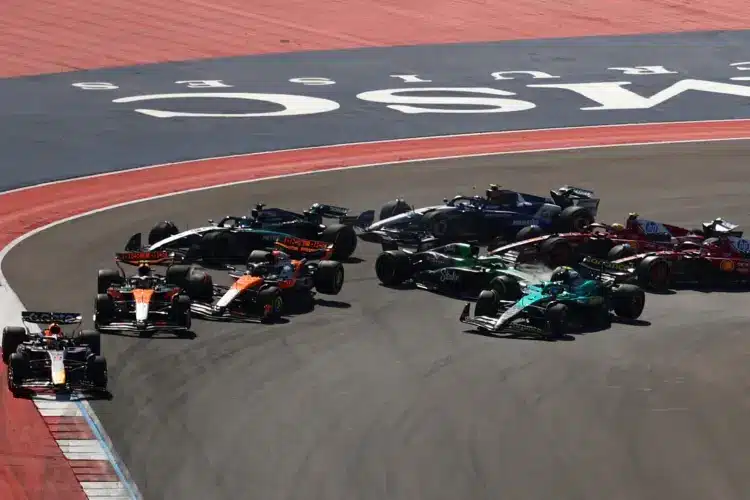 Káosz a sprint rajtjánál: mindkét McLaren kiesett, míg Verstappen nyert Káosz a sprint rajtjánál: mindkét McLaren kiesett, míg Verstappen nyert