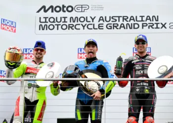 Egy letéphető sisakfólia és a sírás sem akadályozta a MotoGP új futamgyőztesét a siker megszerzésében