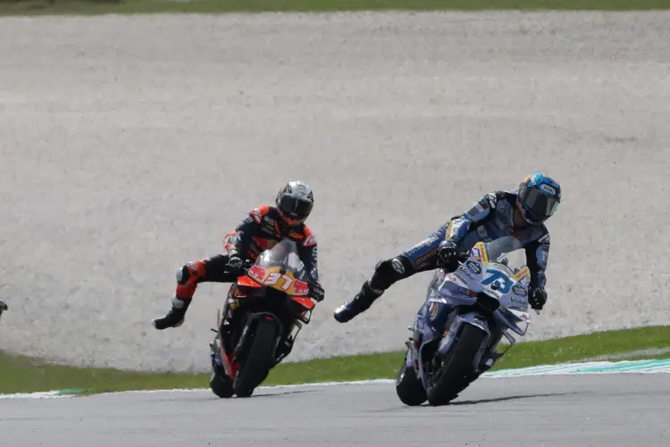 Álex Márquez győzelemmel ünnepelte a bajnoki második helyét Acosta és Mir előtt, Bagnaia alatt megállt a motor Álex Márquez győzelemmel ünnepelte a bajnoki második helyét Acosta és Mir előtt, Bagnaia alatt megállt a motor