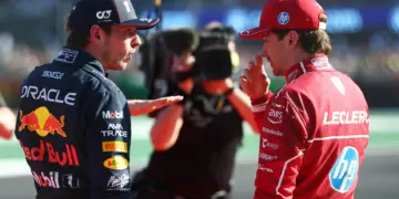 Max Verstappen és Charles Leclerc beszélgetnek a Mexikói Nagydíj után, 2025
