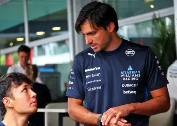 Ferrarikba fekteti a pénzét Sainz, mert nem akarja, hogy csak a bankban heverjen