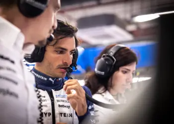Válaszolt az F1 Sainz kritikájára, hogy a csaját mutogatják, nem pedig az előzéseit Válaszolt az F1 Sainz kritikájára, hogy a csaját mutogatják, nem pedig az előzéseit
