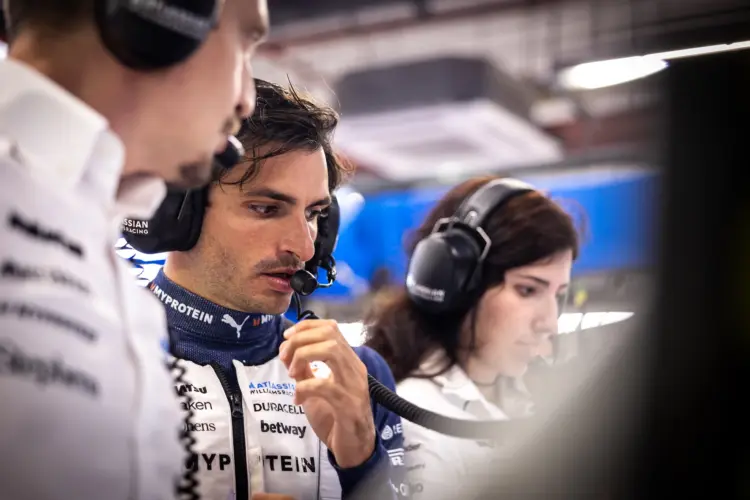 Válaszolt az F1 Sainz kritikájára, hogy a csaját mutogatják, nem pedig az előzéseit Válaszolt az F1 Sainz kritikájára, hogy a csaját mutogatják, nem pedig az előzéseit