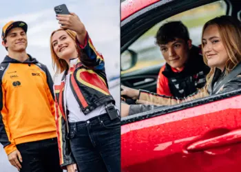 Autós oktatónak álltak az F1-es versenyzők: Egy női humoristát tanítanak vezetni