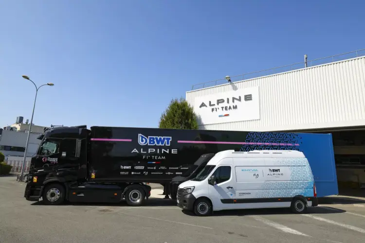 Két ismeretlen betört az Alpine F1 bázisára!