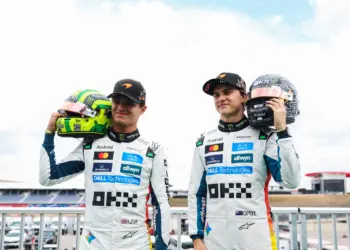 A McLaren inkább elbukja a bajnoki címet, de nem lesz kedvezményezett pilótájuk