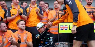 McLaren ünneplés 2025 Sao Pauló-i Nagydíj: Piastri gratulál Norrisnak