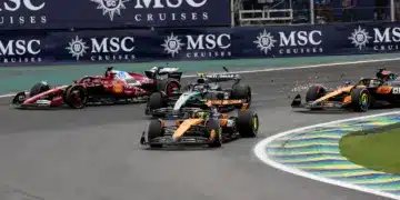 2025 Sao Pauló-i Nagydíj. Elöl Lando Norris az 1. kanyarban, mögötte Oscar Piastri, Andrea Kimi Antonelli és Charles Leclerc, egy ütközés után