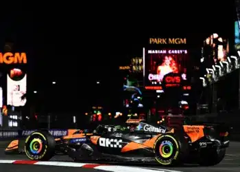 Norris az élen a baleset nélküli piros zászlókkal tarkított szabadezésen