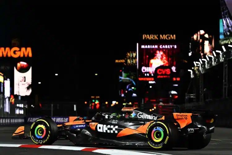 Norris az élen a baleset nélküli piros zászlókkal tarkított szabadezésen