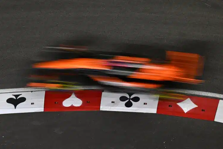 Szabálytalanság a McLarennél? Az FIA mindkét autót vizsgálja! Szabálytalanság a McLarennél? Az FIA mindkét autót vizsgálja!