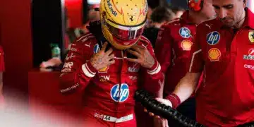 Lewis Hamilton, Ferrari, sisakban, Preplexity logó